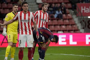 El guardameta sigue encadenando buenas actuaciones que le permite al equipo asturiano sumar puntos.