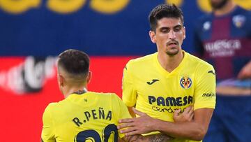 VILLAREAL, SPAIN - SEPTEMBER 13: Gerard Moreno of Villarreal CF celebrates with his team mate Ruben Pe&ntilde;a of Villarreal CF after scoring his team&#039;s first goal from the penalty spotduring the La Liga match between Villarreal CF and SD Huesca at 