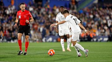 0-1. Contragolpe blanco comandado por Vinicius que finaliza Brahim Daz. Pero en el rechace, el baln le llega a Arda Gler en al borde del rea y saca un latigazo con la derecha para superar a David Soria.
