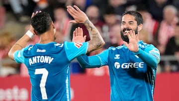 Isco y Antony celebran un gol al Girona en LaLiga EA Sports.