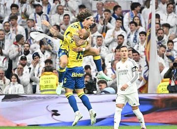 El jugador de Las Palmas, Fábio Silva , celebra el 0-1 al Real Madrid con un compañero de equipo.