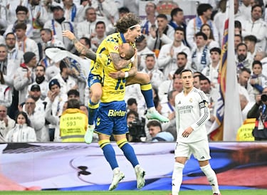 El jugador de Las Palmas, Fábio Silva , celebra el 0-1 al Real Madrid con un compañero de equipo. 