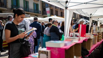 Aglutinaciones de personas en los puestos de libros, durante la Diada de Sant Jordi 2025.