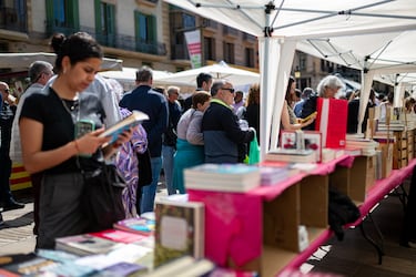 Aglutinaciones de personas en los puestos de libros, durante la Diada de Sant Jordi 2025.