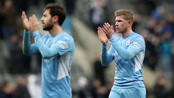 Soccer Football - Premier League - Newcastle United v Manchester City - St James' Park, Newcastle, Britain - December 19, 2021 Manchester City's Kevin De Bruyne applauds fans after the match REUTERS/Scott Heppell EDITORIAL USE ONLY. No use with