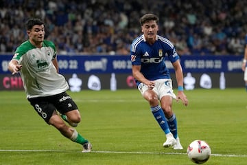 Dotor, con la camiseta del Oviedo, frente al Racing de Santander.