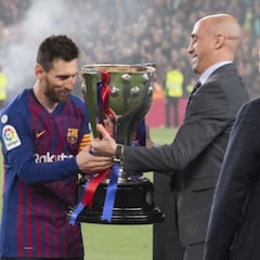 Rubiales, a Piqué en tono socarrón: "Dice Tomás que va a ganar el Atleti la Liga. Pobrecito..."