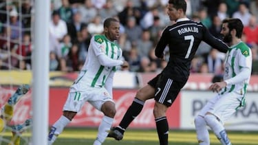 El C¨®rdoba CF tambi¨¦n se hunde y se asoma a la cuarta categor¨ªa