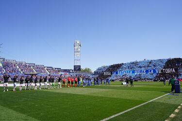 Los equipos posan en el centro del campo antes del inicio del encuentro en El Coliseum. 