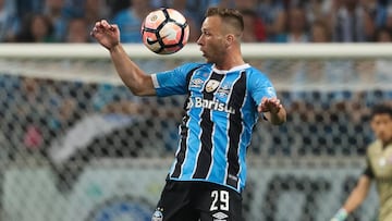 Arthur, con Gremio, en el partido de ida de la final de la Copa Libertadores 2017.