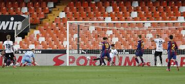 1-1. Leo Messi marca el primer gol. El argentino lanza el penalti, desvia Cillessen y en el rechaze tras el tiro de Pedri, empuja el balón al fondo de la red.