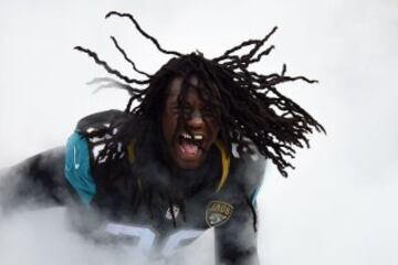 Sergio Brown de los Jacksonville Jaguars de la NFL antes de comenzar el partido de pretemporada contra los Pittsburgh Steelers.