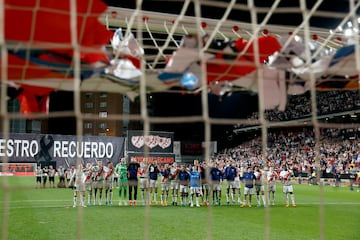 Jugadores y aficionados del Rayo Vallecano festejan la victoria al final del encuentro.