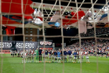 Jugadores y aficionados del Rayo Vallecano festejan la victoria al final del encuentro.