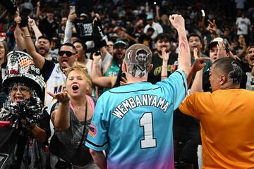 Un aficionado de los Spurs viste una camiseta clásica del conjunto de San Antonio con la serigrafía de Wembanyama, pero lo que más destaca en su peinado donde se ha dibujado una imagen del nuevo jugador de los Spurs y el logo de la NBA.