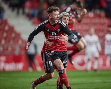 El Mirandés ha cambiado la cara totalmente y encadena cinco partidos ligueros sin perder, que le han servido para asomarse a la permanencia. Barbu fue el encargado de poner la puntilla al Cartagena, rematando un balón que se quedó muerto en el área pequeña.
