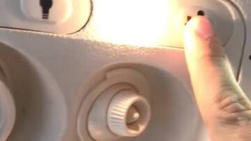 El skater Danny León apretando el botón de azafata en el avión, que enciende una luz para ser atendido por la tripulación del vuelo.