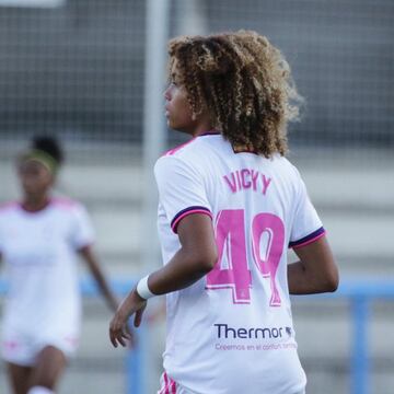 Dos a?os han pasado desde que Vicky López deslumbrara al mundo del fútbol con su talento en la I Liga Promises femenina, competición que ganó con el Madrid CFF y en la que marcó siete tantos y fue nombrada MVP. Y ese es el tiempo que ha tardado la delantera madrile?a en debutar en Primera. Con 15 a?os, un mes y diez días, Vicky disputó sus primeros minutos en la máxima categoría femenina el pasado septiembre. Su futuro es más que prometedor.