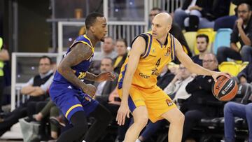 GRAF4389. LAS PALMAS DSE GRAN CANARIA, 03/01/2019.- El jugador del Khimki Moscú Dee Bost (i) presiona al base del Herbalife Gran Canaria Albert Oliver, durante el partido de EuroLiga que ambos equipo disputan hoy en el Gran Canaria Arena, en Las Palmas de Gran Canaria. EFE/Elvira Urquijo A.