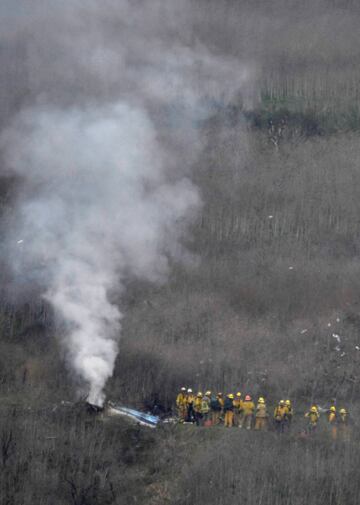 Bomberos en el lugar del accidente aéreo en Calabasas.