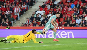 Oblak buscó a Giuliano Simeone en largo tras un córner en contra y el argentino arrancó con fe para chocar con Maffeo y llevarse el balón. En el mano a mano optó por contemporizar a la izquierda y cedérsela a Julián Álvarez, que marcó a placer.




