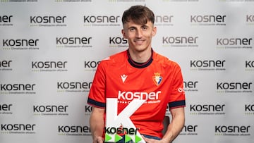 Budimir posando con su trofeo.