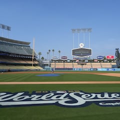 Who is throwing the ceremonial first pitch for game 4 of the MLB World Series?