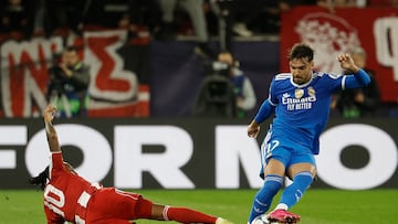 Raul Asencio, ante Gelson Martins, el pasado miércoles en Grecia.