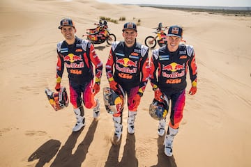 Luciano Benavides, Kevin Benavides y Daniel Sanders lucen los colores de KTM para el Dakar 2025.