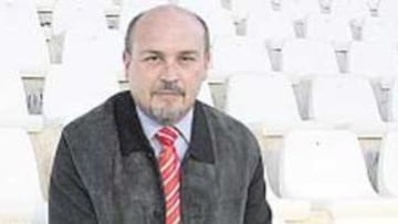 <b>RENOVACIÓN. </b>Ángel Contreras persigue una reacción del Albacete.