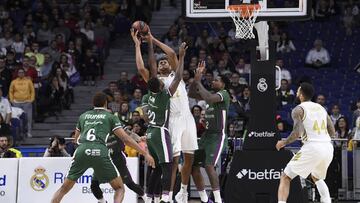 Edy Tavares, p&iacute;vot del Real Madrid ante el Unicaja en la Liga Endesa.