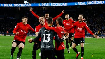 Los jugadores del Mallorca celebran el triunfo en los penaltis ante la Real y el pase a la final de Copa del Rey.