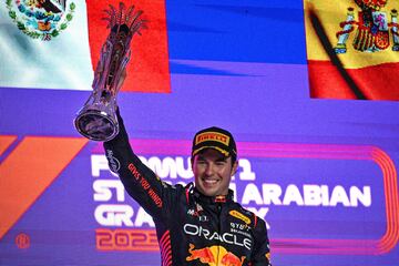 El mexicano Sergio P¨¦rez celebra en el podio la victoria en Yeda.
