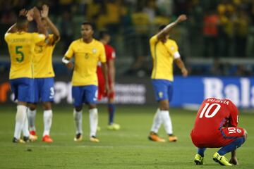 El jugador de la selección chilena Jorge Valdivia, derecha, se lamenta tras el tercer gol de Brasil durante el partido clasificatorio al mundial de Rusia 2018 disputado en el estadio Allianz Parque de Sao Paulo, Brasil.
