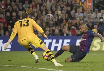 ¡Gol de Arturo Vidal! Munir recibe el balón en el área tras un pase perfecto de Messi, este se la da a Vidal que solo tiene que empujarla a la red.