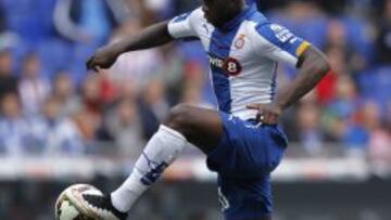 Felipe Caicedo controla el balón