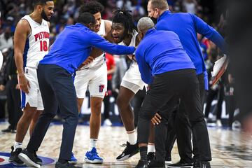 El jugador de los Los Angeles Lakers acabó siendo expulsado del partido frente a los Detroit Pistons después de ser sancionado con una falta flagrante tipo 2 por golpear con su codo en la cara del jugador de los Pistons Isaiah Stewart.

