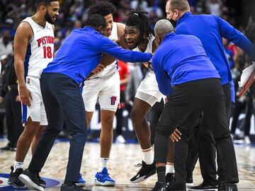 El jugador de los Los Angeles Lakers acabó siendo expulsado del partido frente a los Detroit Pistons después de ser sancionado con una falta flagrante tipo 2 por golpear con su codo en la cara del jugador de los Pistons Isaiah Stewart.

