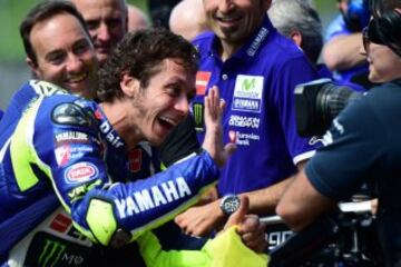 Valentino Rossi celebra la pole pposition.