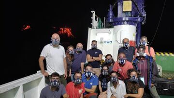 El equipo del buque Ramón Margalef con la colada al fondo que está formando la isla baja en la costa de Tazacorte (La Palma).