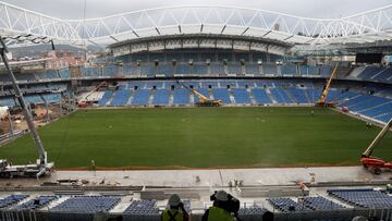 Las obras de renovación del estadio de Anoeta alcanzan uno de sus puntos culminantes con la conclusión hoy de las labores de instalación del césped en el terreno de juego