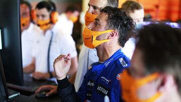 Daniel Ricciardo, McLaren, studies data with engineers