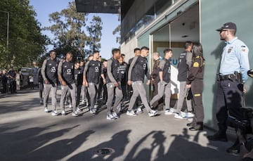 La plantilla de los Dragones Azules estuvo en el Hospital CUF de Oporto visitando a su portero Iker Casillas.