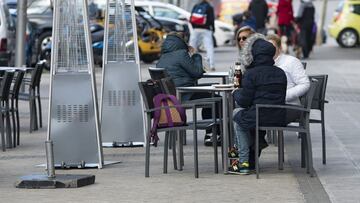 Archivo - Varios comensales disfrutan en una terraza de un bar de Carabanchel.