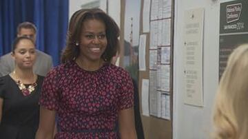 Michelle Obama aparece al final del episodio “Moving Up”, saludando a Leslie Knope (Amy Poehler) en una feria de parques, la felicita por su trabajo y la invita a unirse a la iniciativa Let’s Move!, mientras Leslie, completamente deslumbrada, actúa de forma torpe y extraña por los nervios de conocer a su ídolo.






