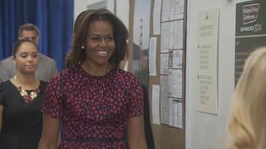 Michelle Obama aparece al final del episodio “Moving Up”, saludando a Leslie Knope (Amy Poehler) en una feria de parques, la felicita por su trabajo y la invita a unirse a la iniciativa Let’s Move!, mientras Leslie, completamente deslumbrada, actúa de forma torpe y extraña por los nervios de conocer a su ídolo.






