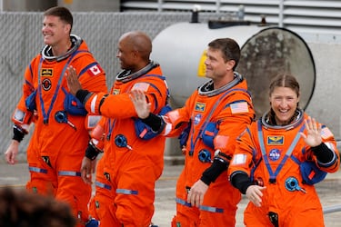 La tripulación, compuesta por cuatro personas, lleva tres años de entrenamiento tras ser designados en 2023. Desde el 18 de marzo permanecen en cuarentena. La misión no tiene como objetivo aterrizar sobre la superficie lunar, sino probar los sistemas de soporte vital con humanos a bordo, lo que marcará una nueva era de exploración lunar.
