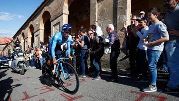 Spain&#039;s Mikel Landa rides in the ascent of San Luca during the first stage of the 2019 Giro d&#039;Italia, the cycling Tour of Italy, an 8-kilometer individual time trial on May 11, 2019 in Bologna. - The 2019 Giro dx92Italia will starts on May 11 in Bologna and finishes on June 2 in Verona. (Photo by Luk BENIES / AFP)