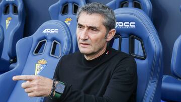 C?DIZ (ANDALUCIA), 28/01/2024.- El entrenador del Athletic Club de Bilbao, Ernesto Valverde, reacciona este domingo, durante el partido de LaLiga EA Sports, entre el C¨¢diz CF y el Athletic Club de Bilbao, en el estadio Nuevo Mirandillade C¨¢diz. EFE/ Rom¨¢n R¨ªos