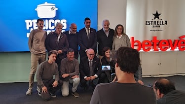 Dirigentes e personalidades do Espanyol em evento de lançamento do programa 'Pericos a les cassoles'.